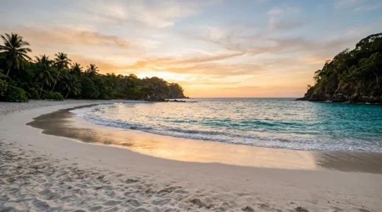 Ruhiger Strand mit sanften Wellen bei goldenem Licht für entspannten Urlaub